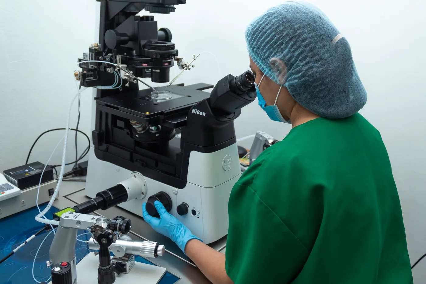 Embrióloga trabajando con microscopio de micromanipulación en el laboratorio de FIV de Centro de Medicina Reproductiva HOPE